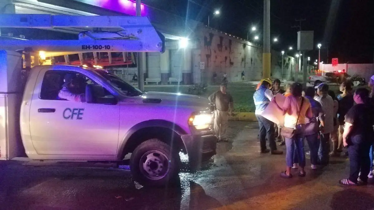 Personal de la CFE acudió al lugar para dialogar con los 18 manifestantes, quienes aseguraron que llevan sin energía eléctrica más de 48 horas