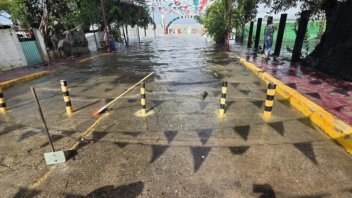 Desborda la laguna de Pueblo Viejo e inunda calles y patios