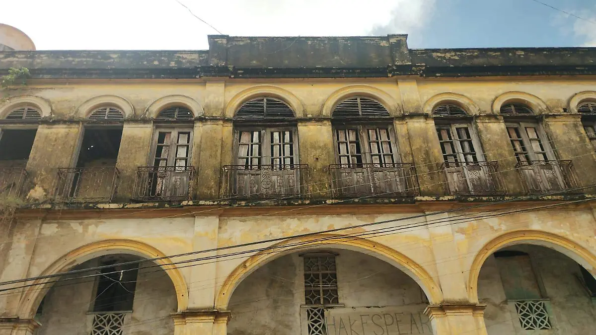 Edificio de más de 100 años que conserva su arquitectura original en la zona centro de Tampico