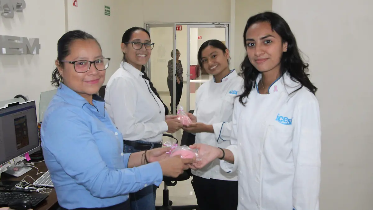Estudiantes del ICEST participan en actividades de concientización sobre el cáncer de mama
