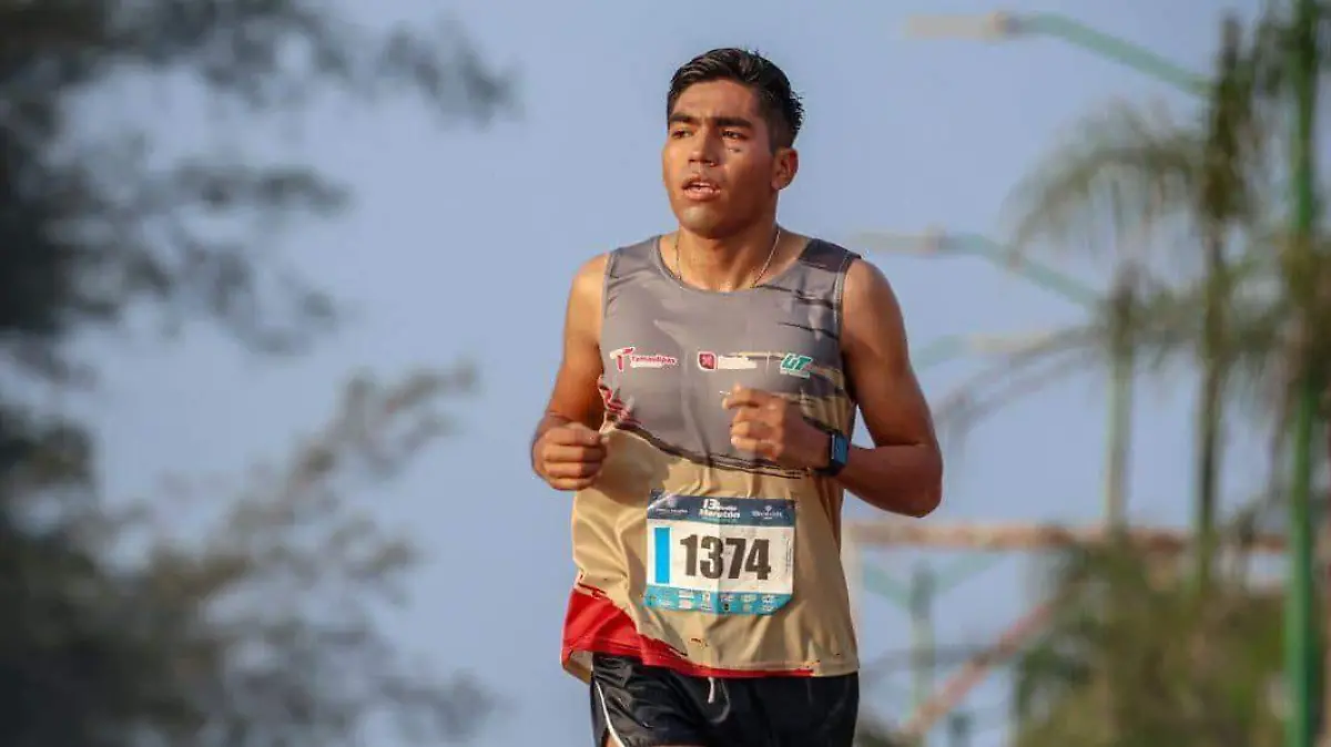 Además de atletismo, incursionó en natación y curso la carrera de ingeniería en mecatrónica