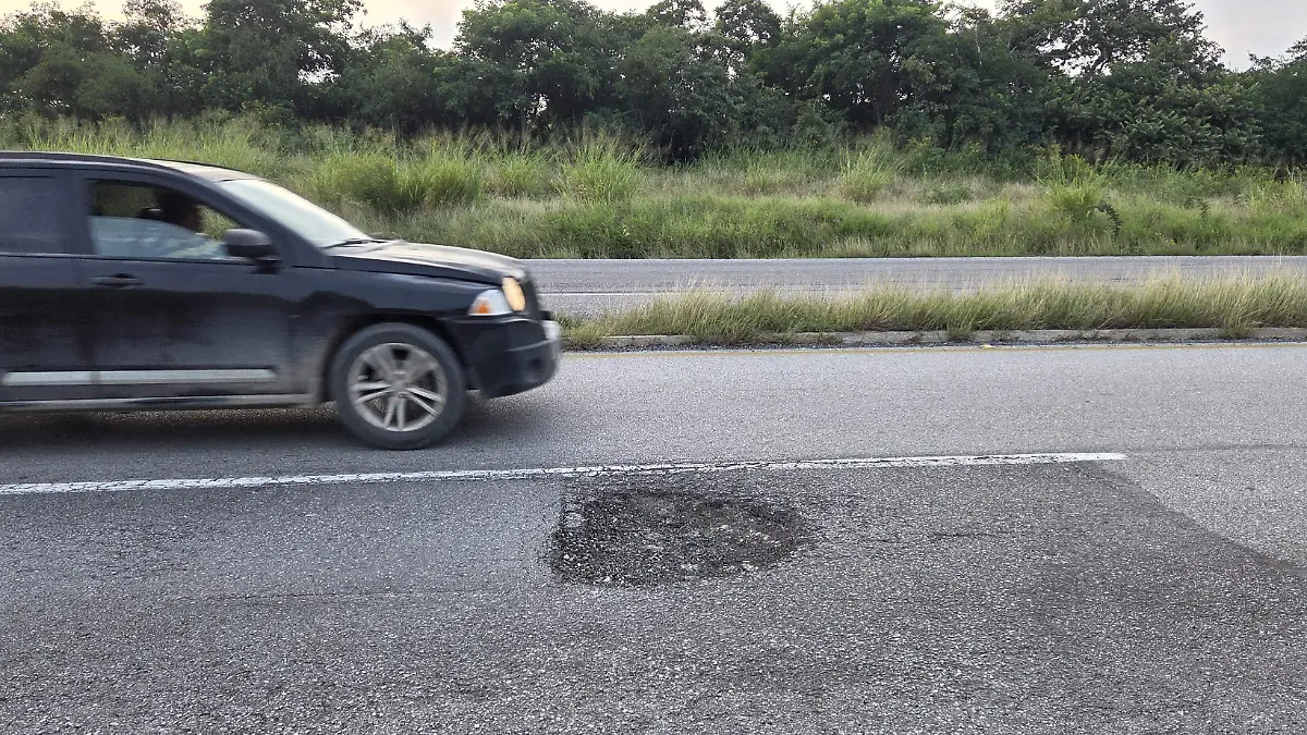 Automovilistas en riesgo por agujeros en autopista del Puente Tampico
