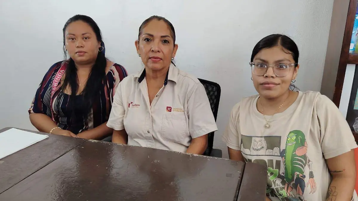 La directora, Irma Alicia López Silguero, acompañada de las madres de familia