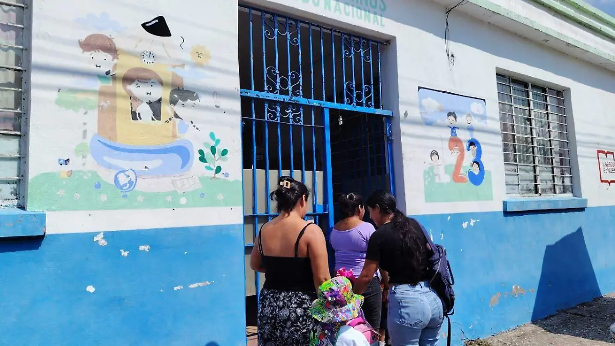 Los estudiantes reciben su enseñanza en instalaciones inadecuadas