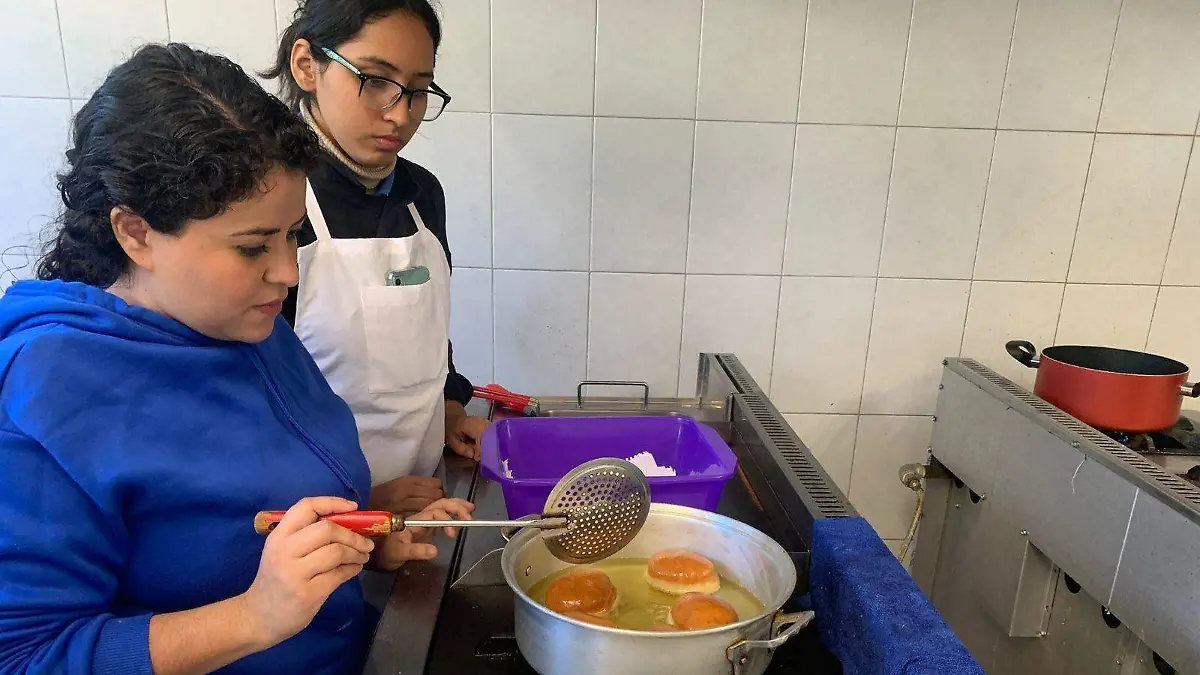En restaurantes, escuelas, cafeterías, parques, hoteles o incluso en su propio negocio, un chef puede ejercer su profesión