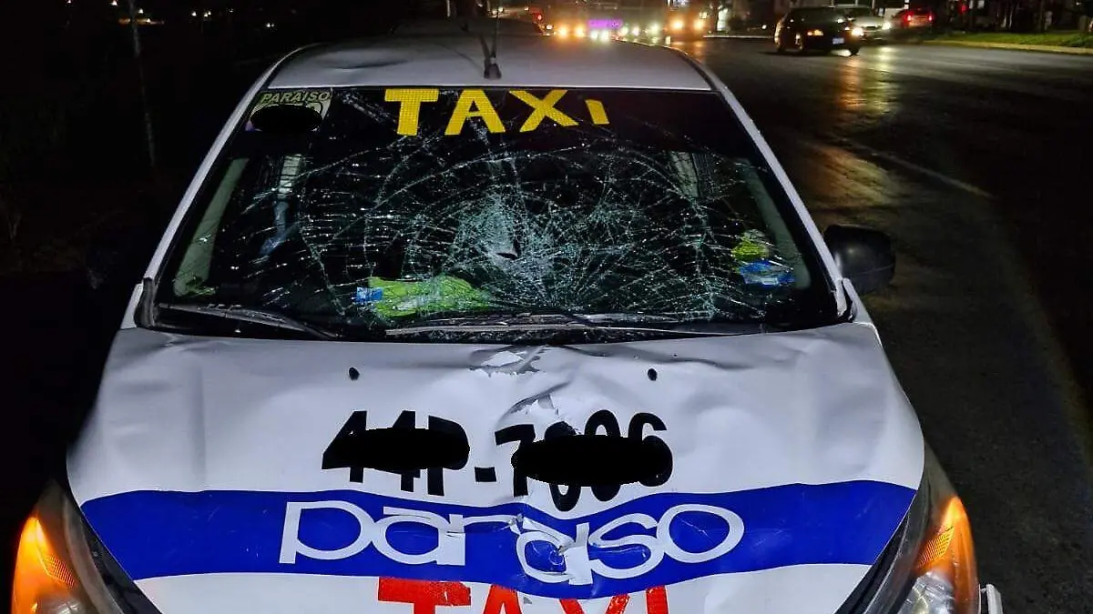 Un peatón fue atropellado en una avenida concurrida; la falta de visibilidad provocó que cayera al pavimento, falleciendo