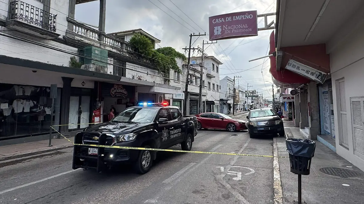 Auto se impacta contra camioneta en la zona centro de Tampico; deja daños materiales y tráfico interrumpido