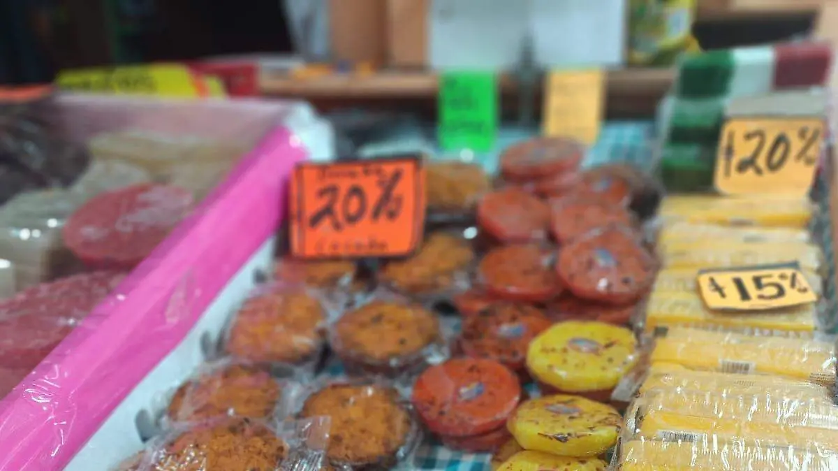 Dulces y fruta lleva todo altar de muertos