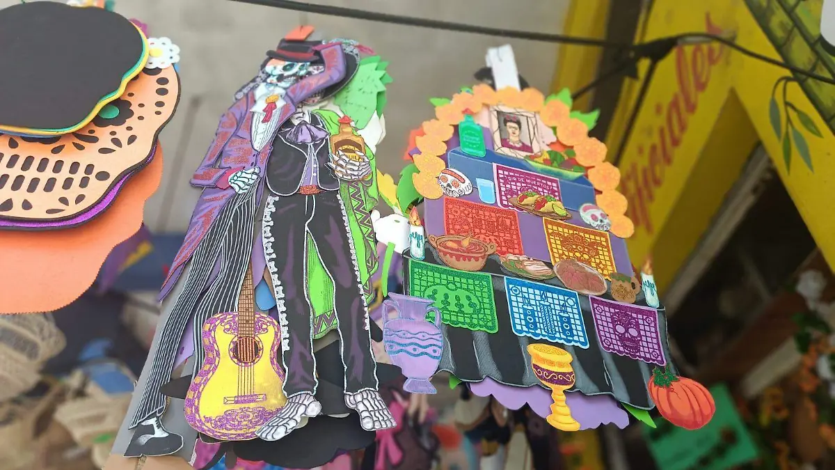 Catrinas y papeles decorativos no pueden faltar en todo altar de muertos