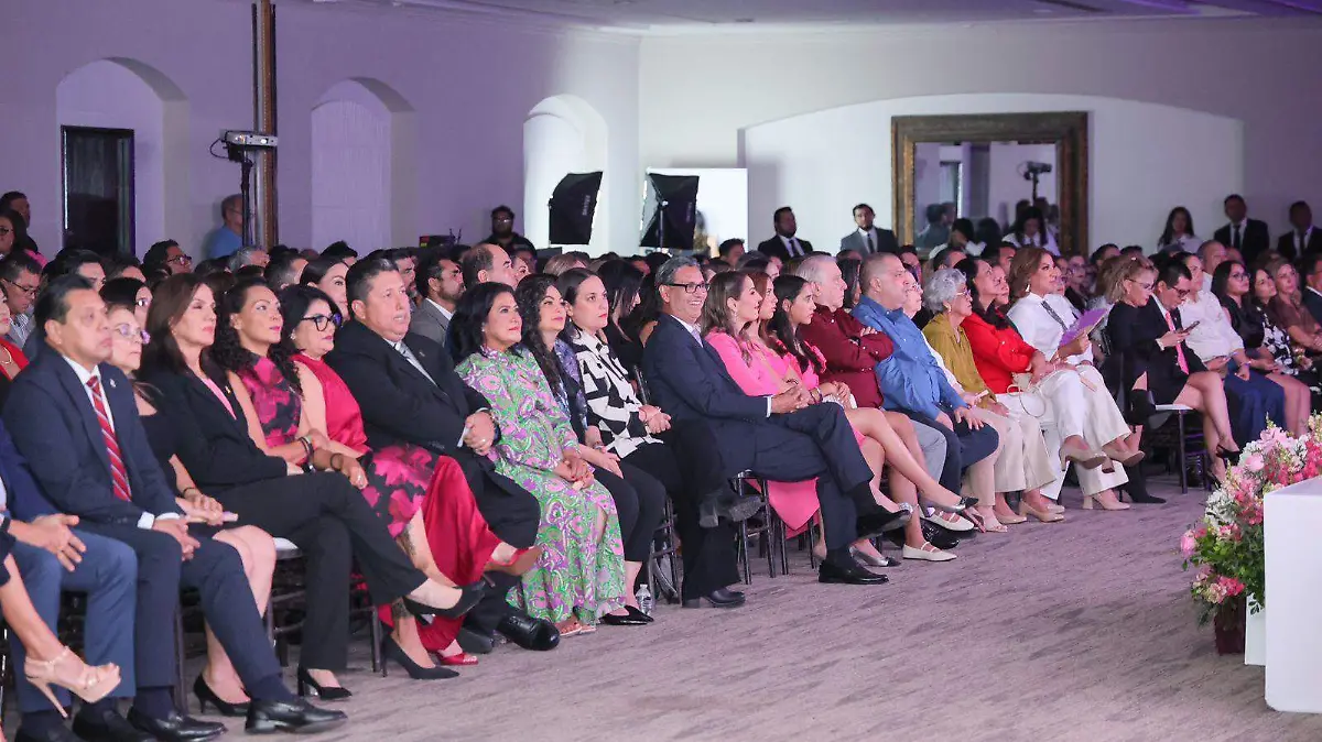 El alcalde Erasmo González Robledo y sus hijas escucharon atentos el informe de su esposa Dunia Marón Acuña