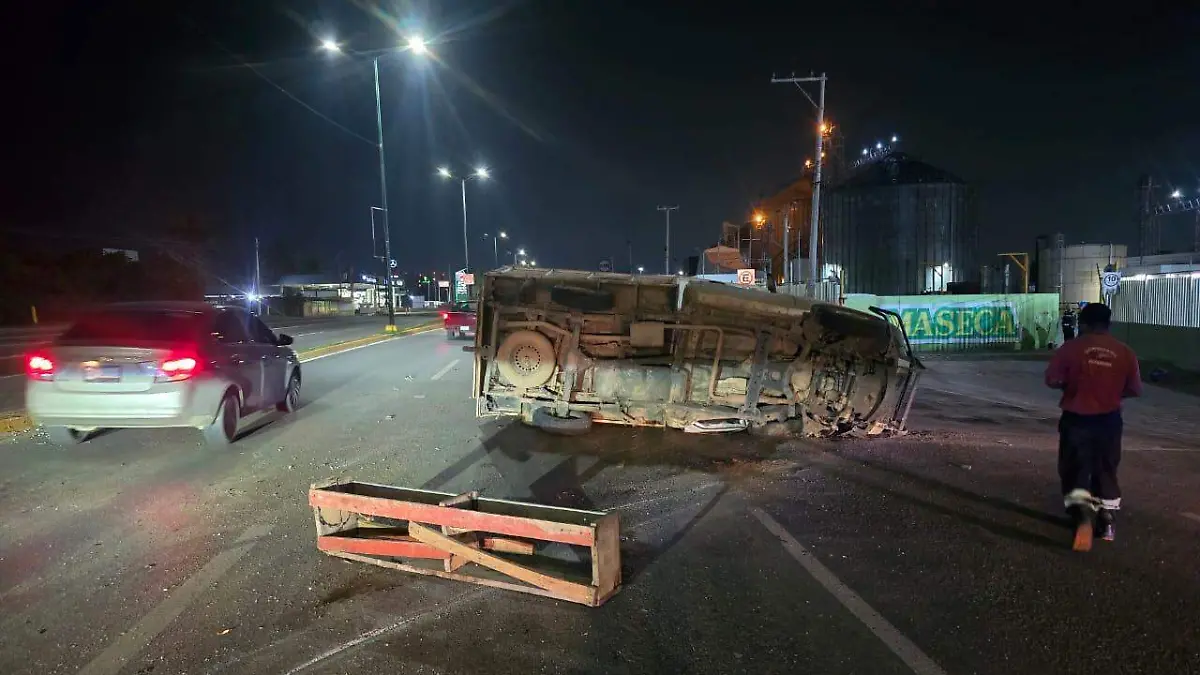 Una aparatosa volcadura se registró sobre la Avenida de la Industria, a la altura de La Maseca
