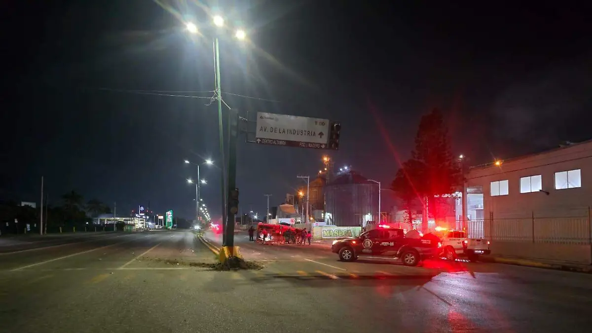 Una camioneta Nissan volcó tras impactar un semáforo en la Avenida de la Industria, en Altamira