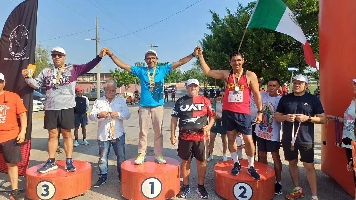 Deportistas recibieron medallas y premios tras competencia que inició a las 7:00 horas