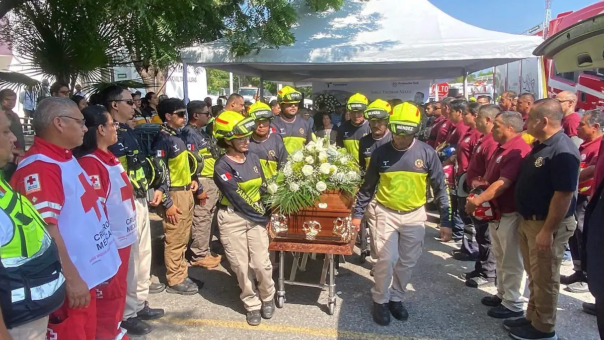 Con guardias de honor y palabras de reconocimiento, se rindió homenaje a Jorge Escobar Mata por su trayectoria en PC