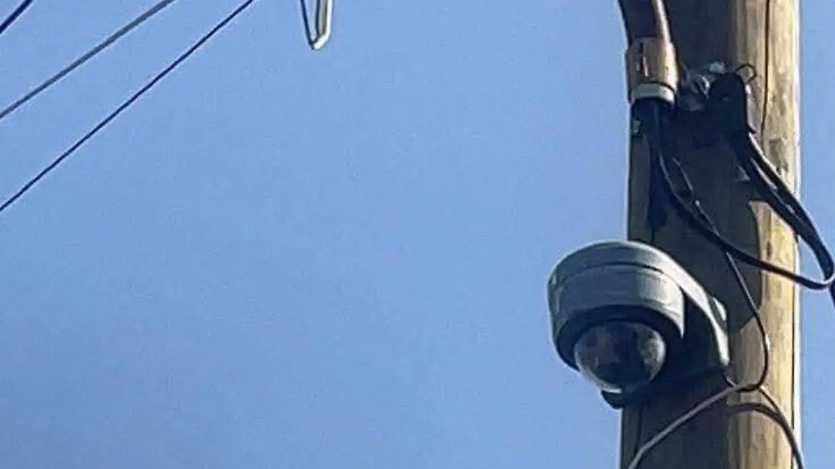La cámara de videovigilancia se encontraba en un poste de Telmex