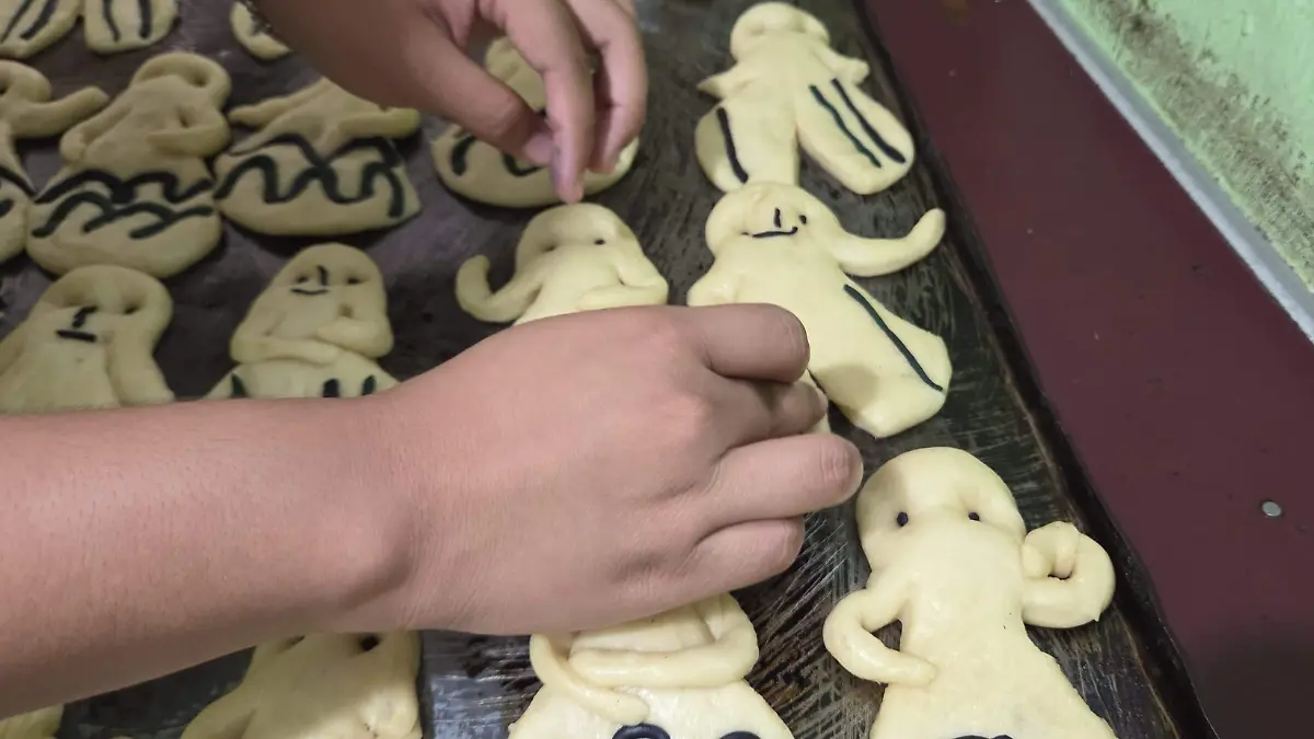 Cada pieza de pan es elaborada a mano con harina, manteca, levadura y azúcar