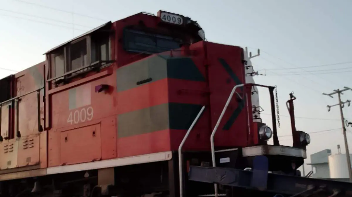 Choque tren tráiler Altamira, Protección Civil y grúas retiran unidad que bloqueaba vías férreas