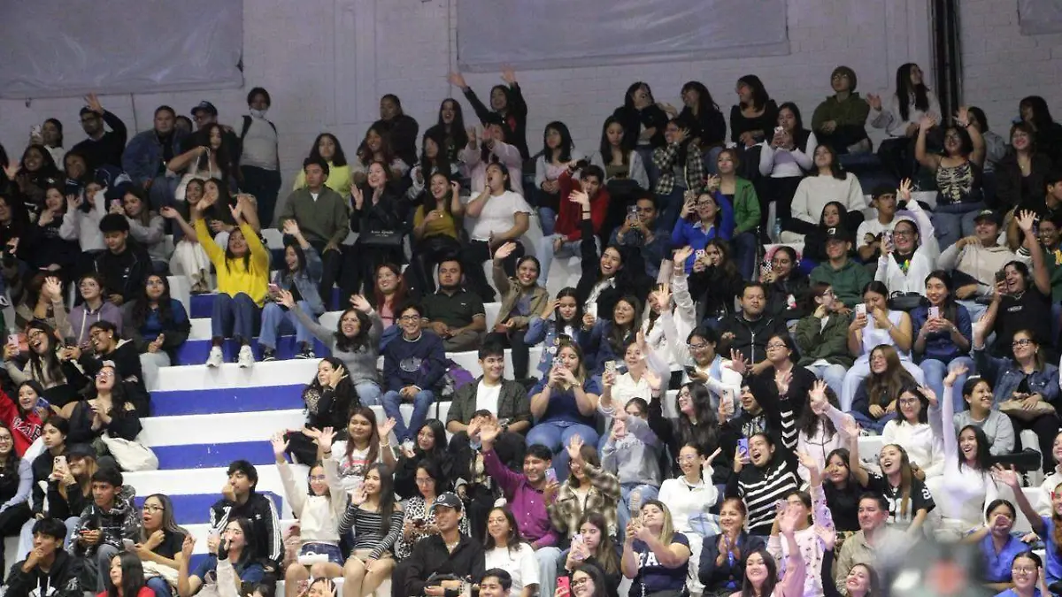 El creador de podcast "Hablemos de ti" interactuó con estudiantes en conferencia sobre superación personal