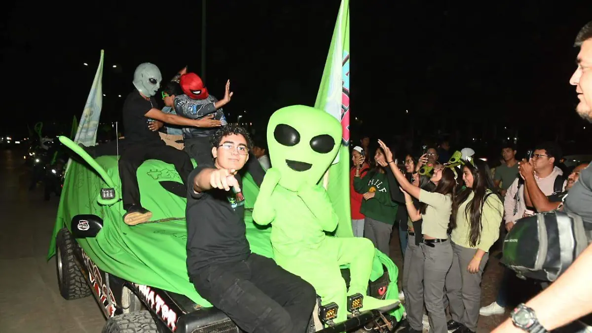 Previo al encuentro en Plaza Gobernadores, los 'marcianos' realizaron una caravana