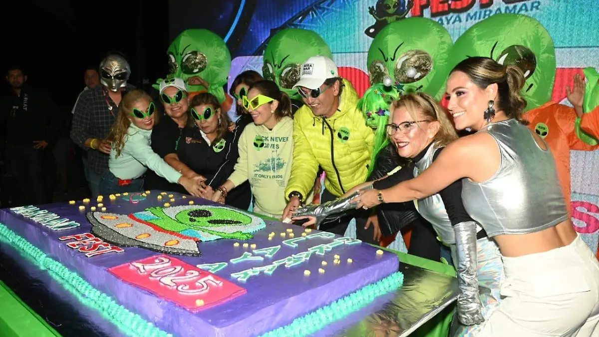 Incluso se partió un pastel enorme inspirado en el Marciano Fest 2025