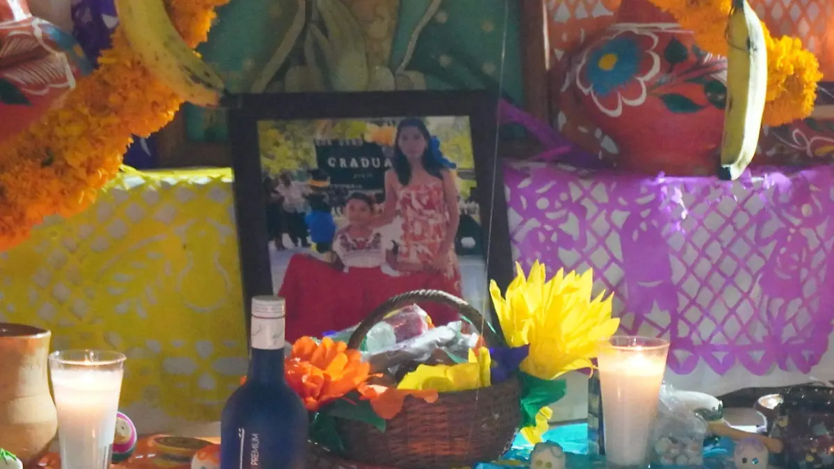 Altar dedicado a la profesora María Guadalupe Fernández y su pequeña hija Alison
