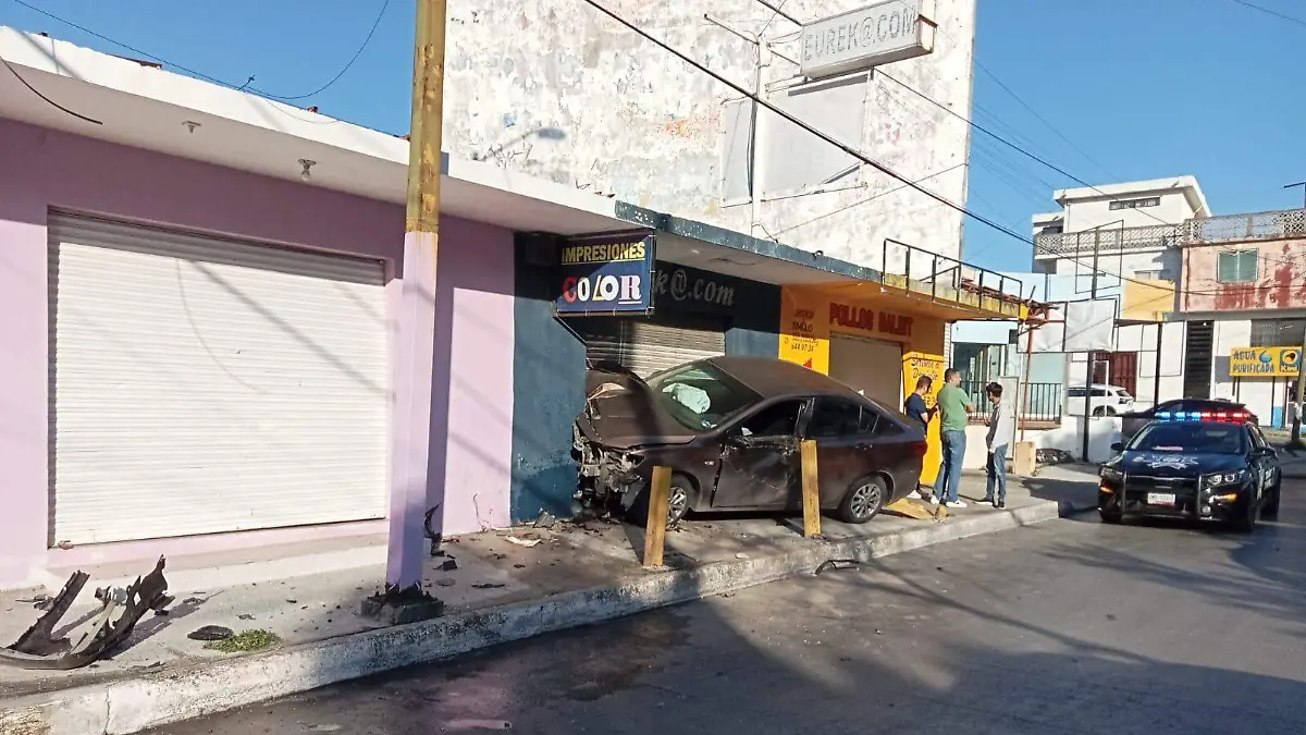 ¿Y el conductor? Auto se estrella contra muro de negocio en la avenida Ayuntamiento de Tampico