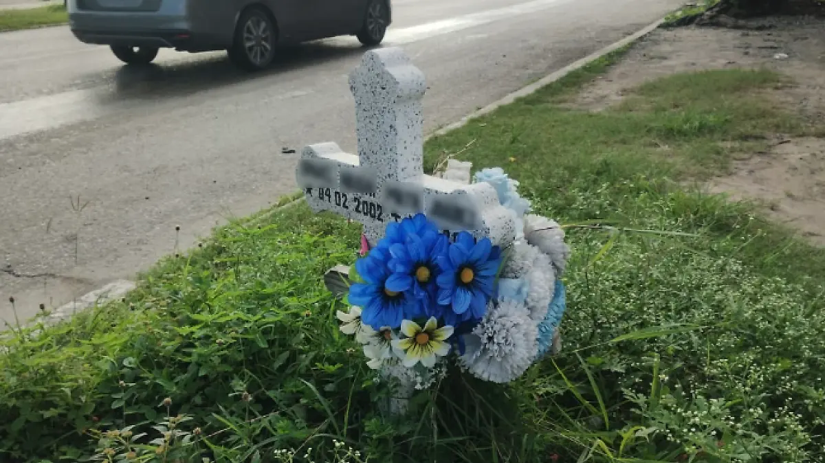 Memoriales viales se llenan de flores y velas en Tampico y Madero durante Día de Muertos