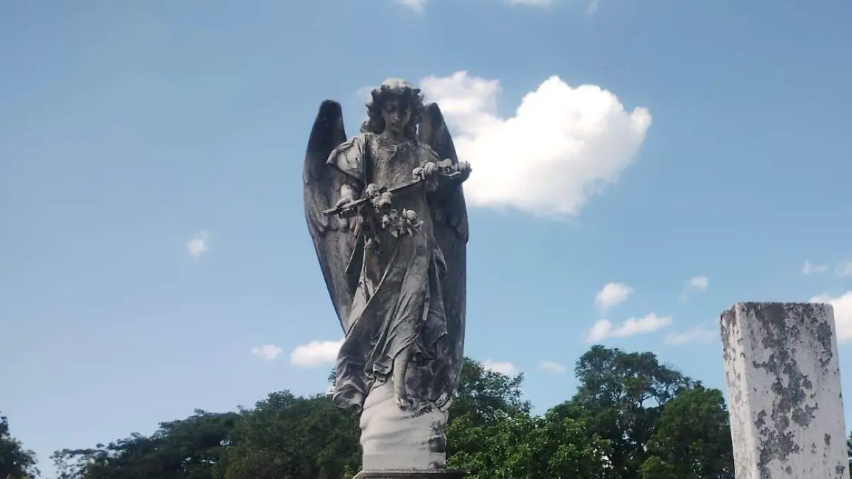 Ángeles y arcángeles pueblan la necrópolis del Cementerio Municipal de Tampico