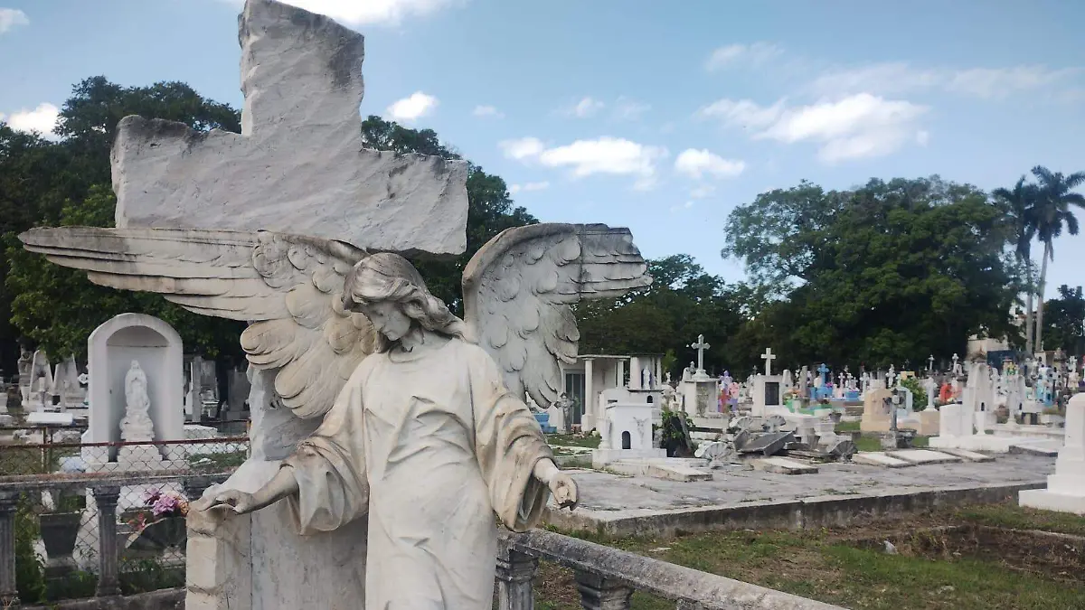 Esculturas de diversos etilos pueblan el cementerio