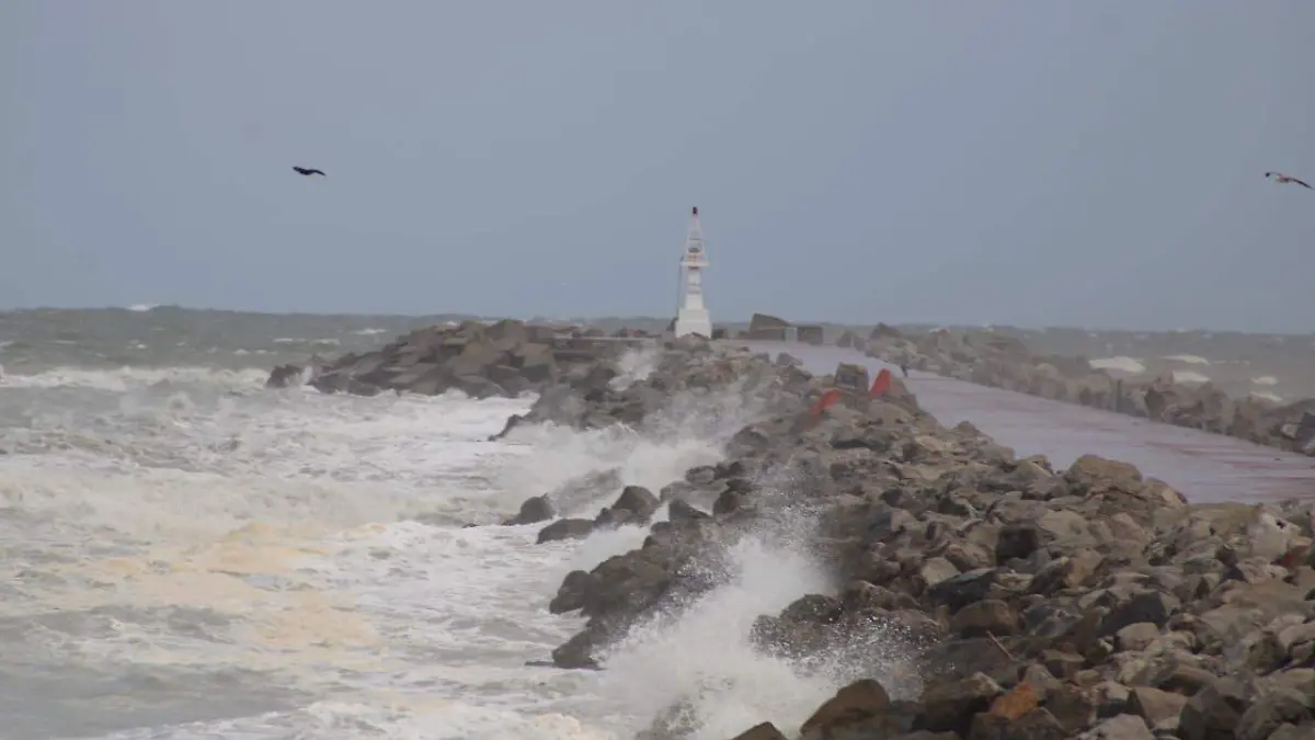Conagua confirma que vientos de 100 km/h coincidieron con nivel bajo del afluente, previniendo escenario como inundación de 1955