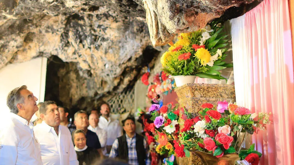 El gobernador Américo Villarreal Anaya ante la presencia de la imagen de la Virgen de El Chorrito