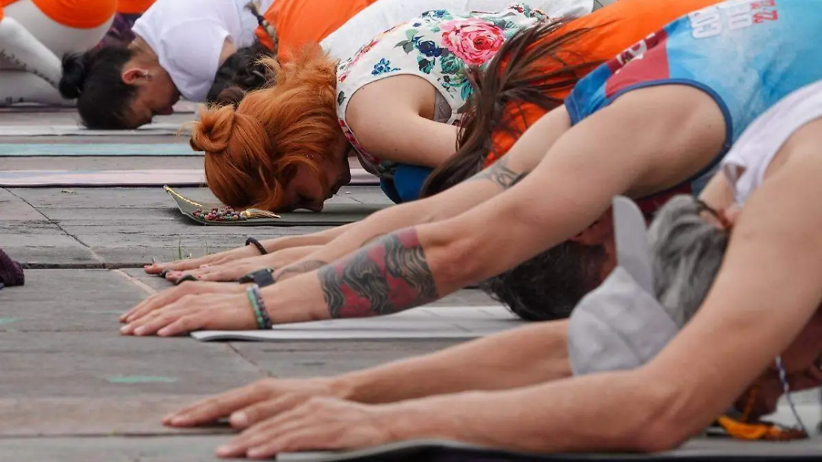 La clase de yoga gratis ayudará a la población en general a relajarse