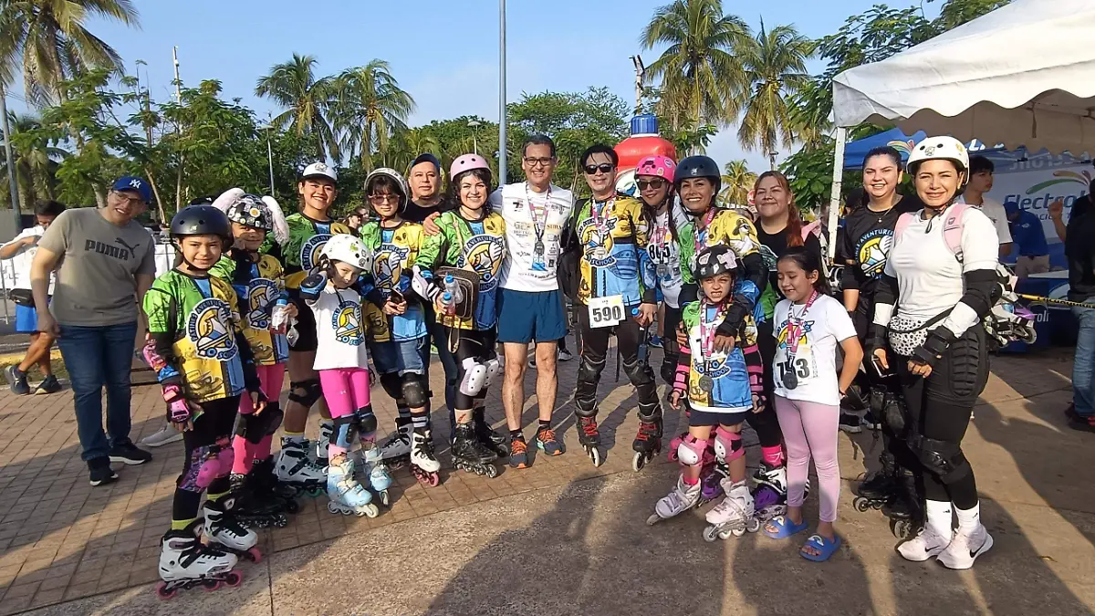 El alcalde Erasmo González Robledo acompañado del equipo de Patines Aventureros