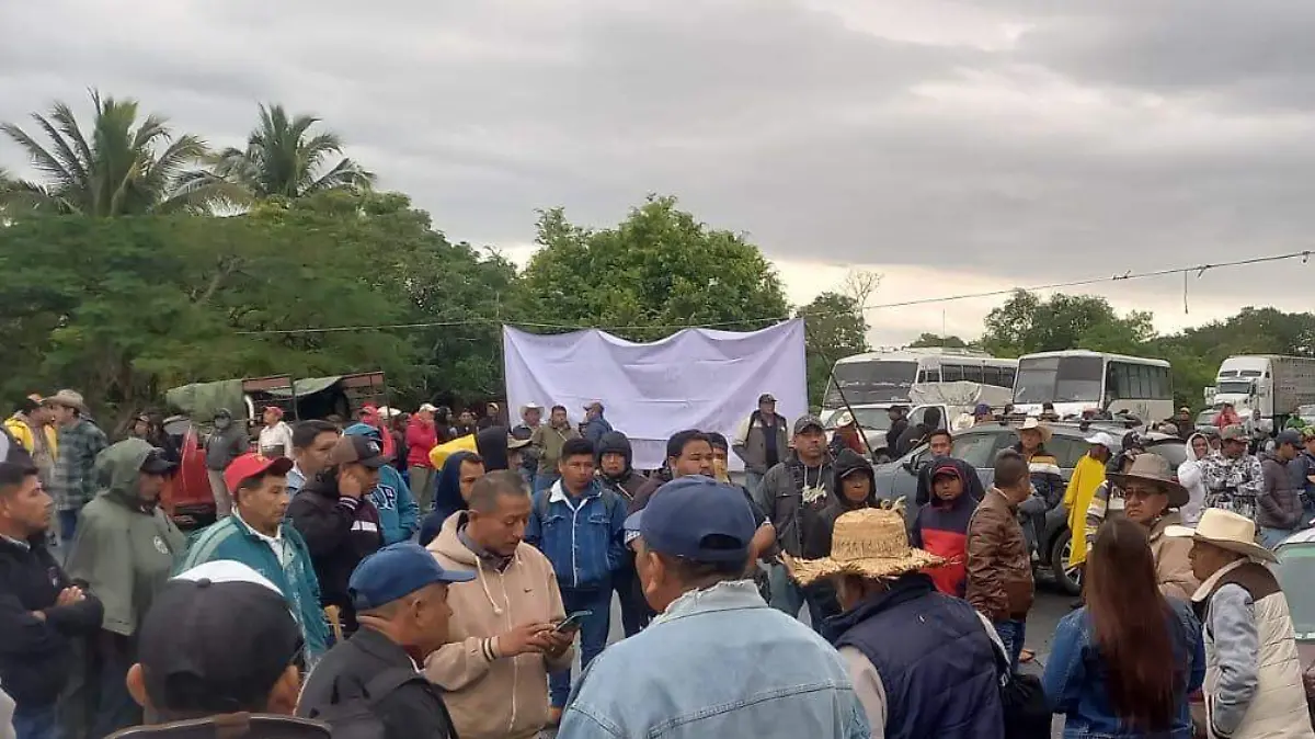 Habitantes del norte de Veracruz cierran carreteras para exigir puentes seguros