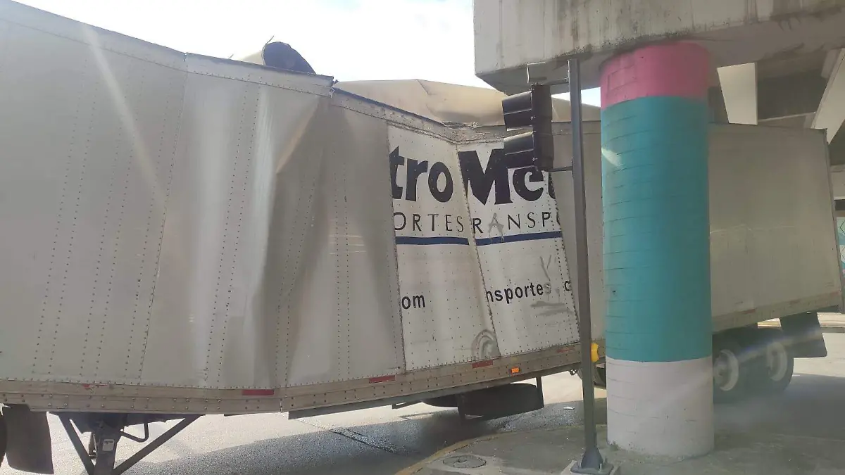 El tráiler, que transportaba material de construcción, sufrió daños considerables en la caja
