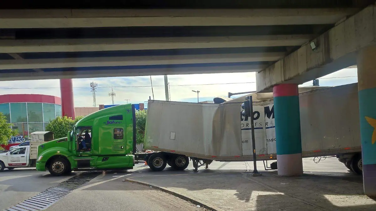 El tráiler, que transportaba material de construcción, sufrió daños considerables en la caja y tuvo que ser retirado con grúas