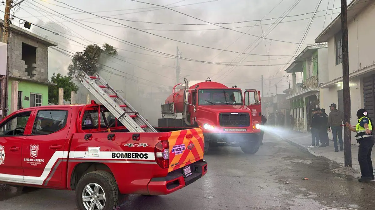 Casa abandonada y basurero clandestino se incendian en el sector Los Pinos de Ciudad Madero