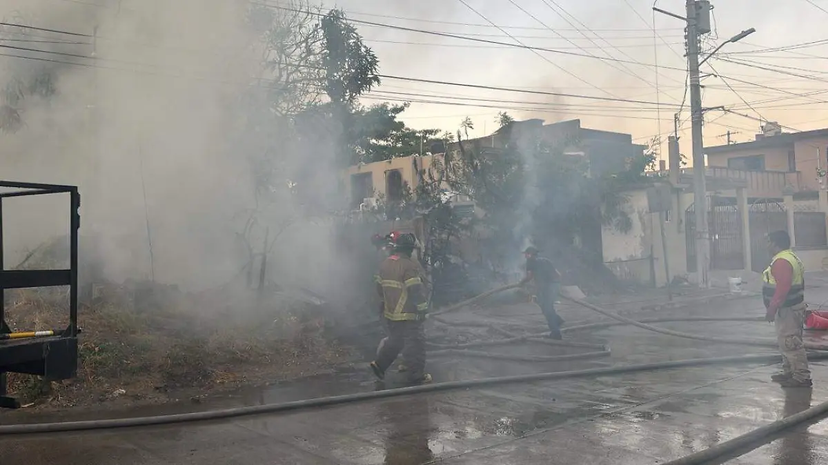 Controlan incendio en casa abandonada y basurero clandestino en el sector Los Pinos de Cd. Madero