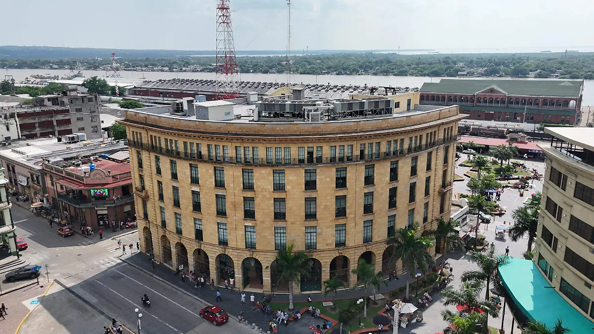 El edificio del SAT frente a la Plaza de la Libertad también se conoce como "el edificio de la media Luna"