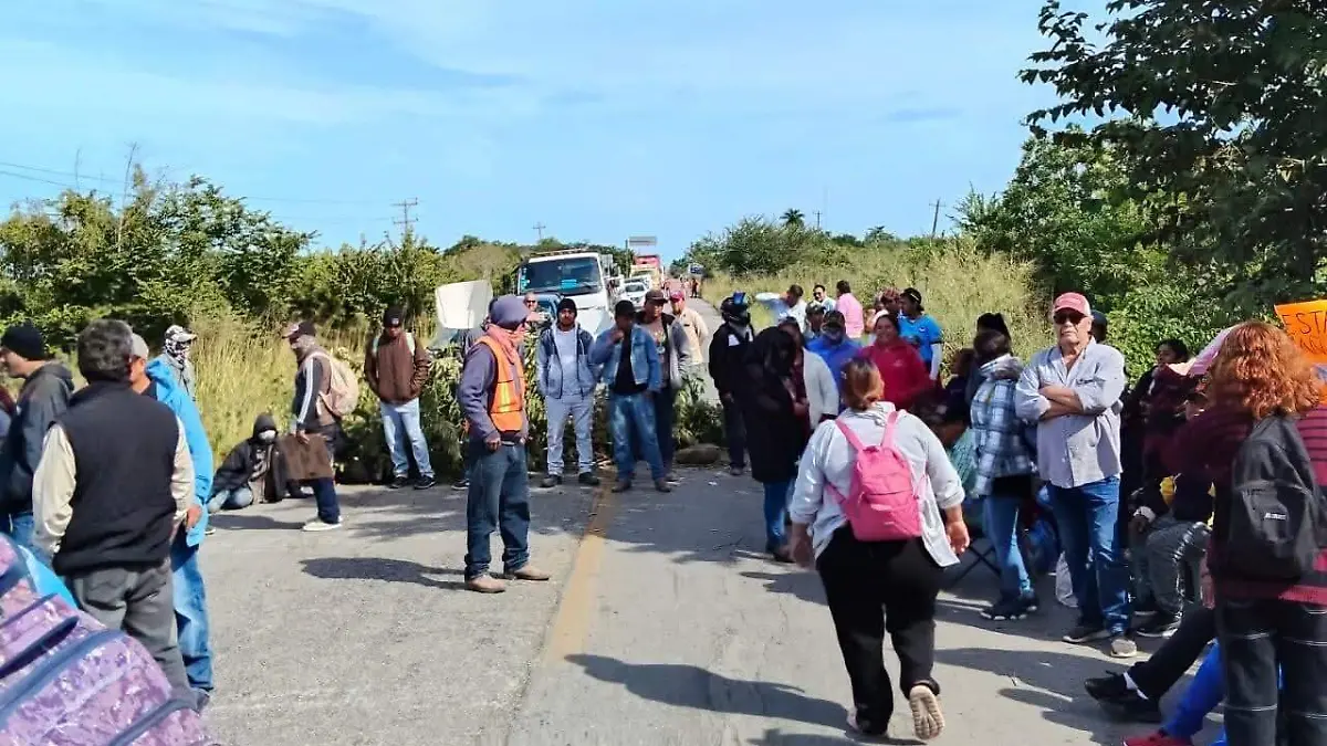 Continúa bloqueo en la carretera Alazán–Canoas; sin solución en El Higo, Veracruz