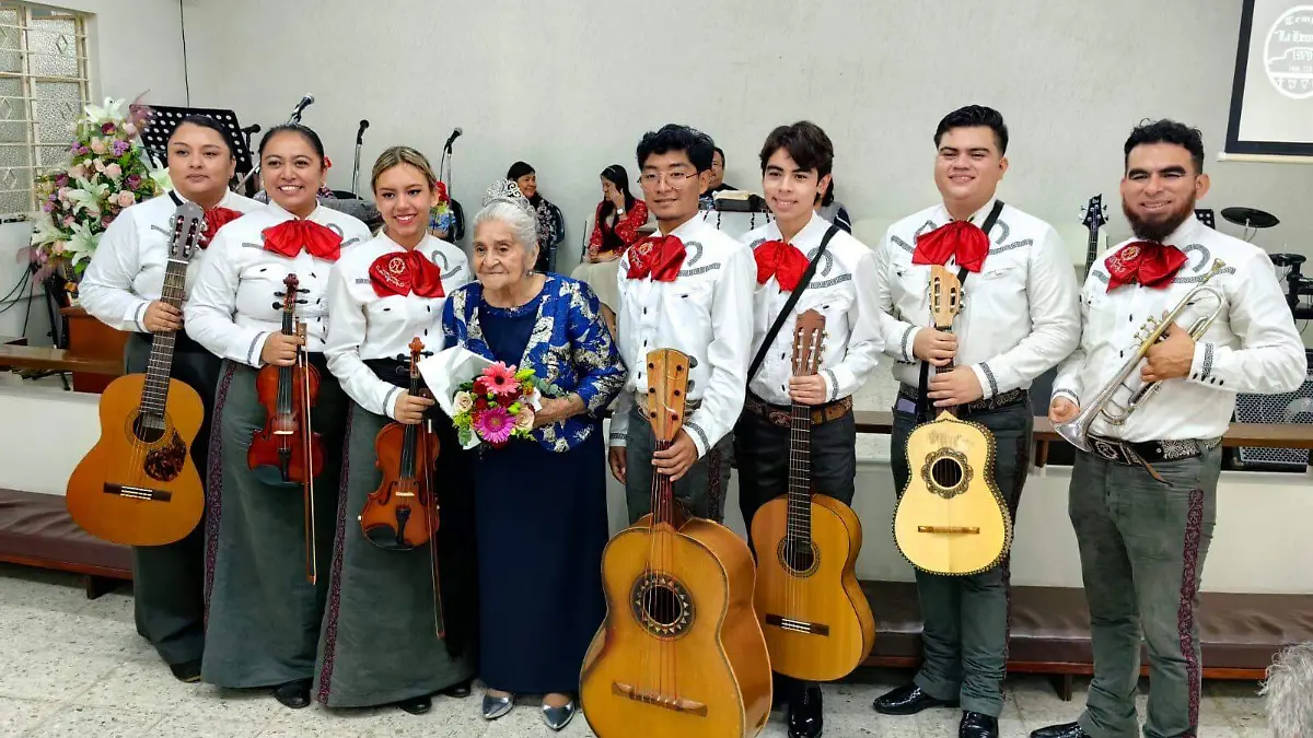 Entre las canciones interpretadas por el mariachi destacaron los himnos de fe y las melodías rancheras