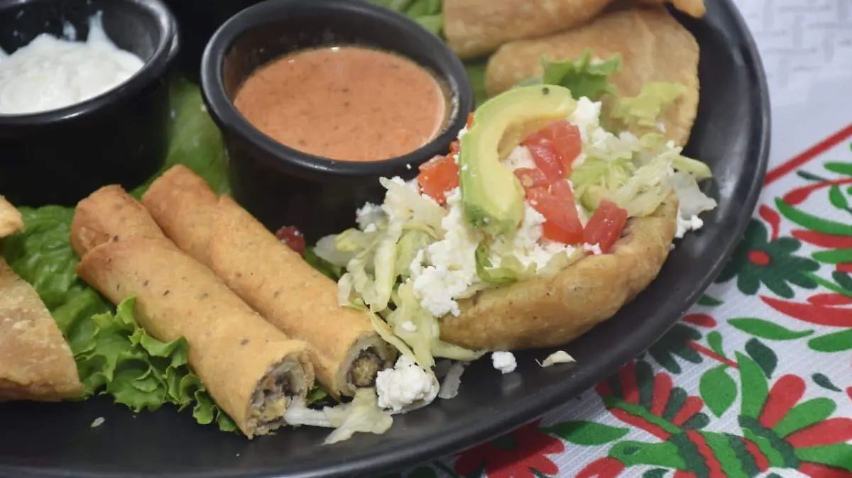 Una opción muticultural para celebrar Día de Acción de Gracias en México es disfrutar de antojitos de la Huasteca