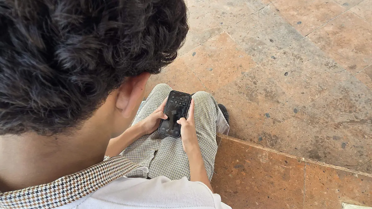 La interacción digital ha desplazado la convivencia real, afectando la construcción emocional de los jóvenes