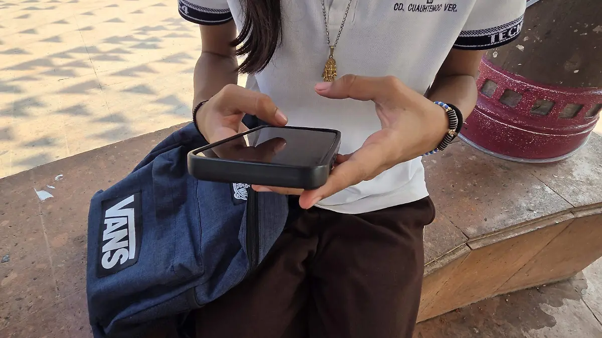 El uso excesivo del celular puede provocar frustración y estrés entre los jóvenes al comparar su vida con lo expuesto en redes