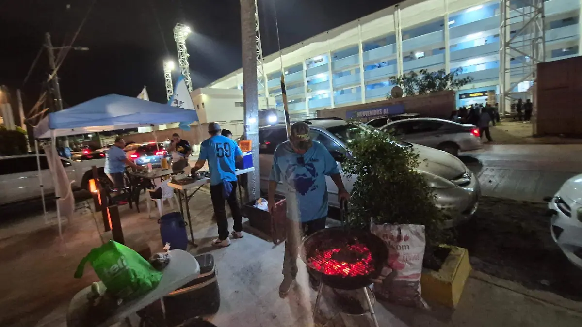 Antes o después del partido, puedes disfrutar del sabor de la salsa criolla o chimichurri afuera del Coloso de la Unidad Nacional 