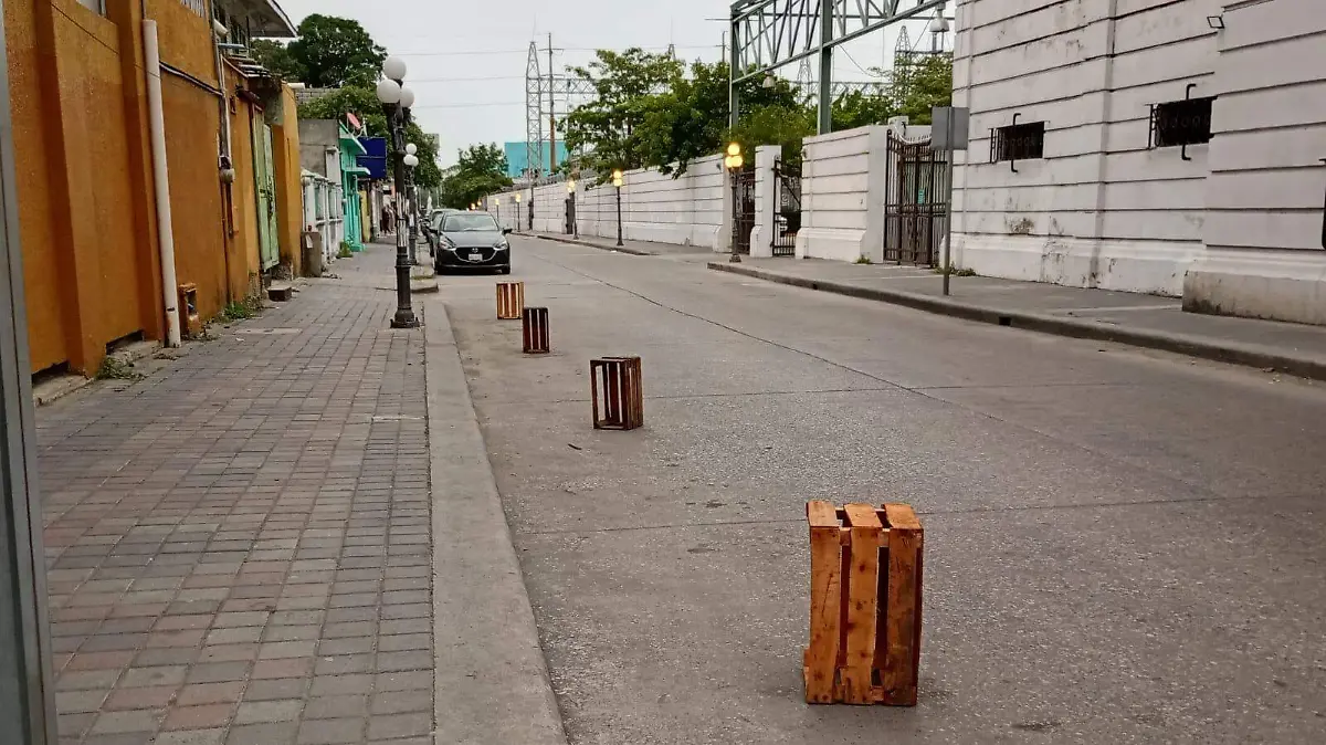 Desde cajones, conos hasta cartón utilizan para apartar los lugares 