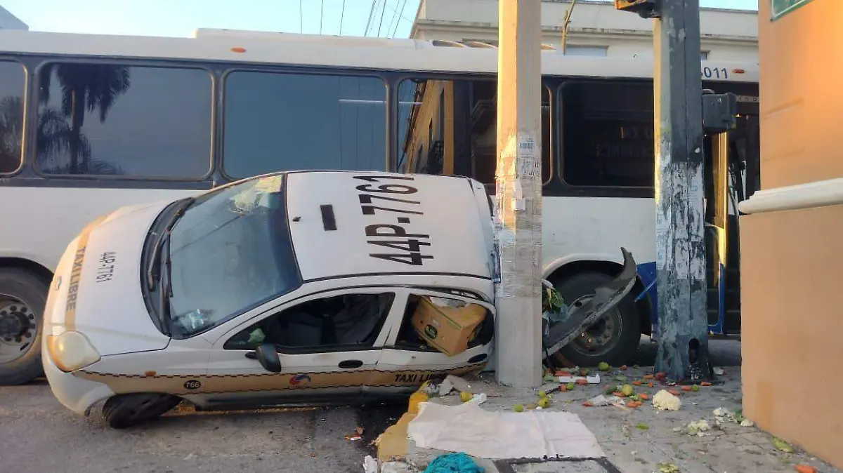 Taxi choque verduras