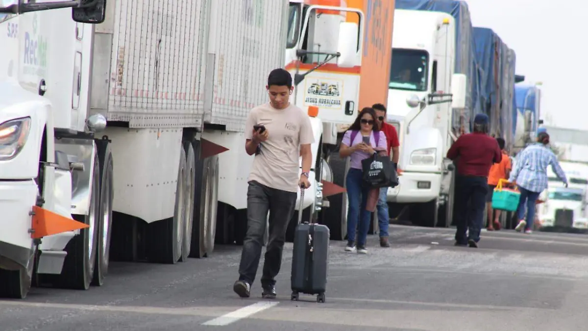 Estudiante optó por caminar, le urge presentar un examen en la universidad en Tamaulipas