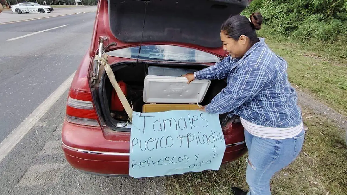 Alejandra y su hermana Elena aprovecharon el bloqueo  campesino en Altamira para vender tamales y refrescos 