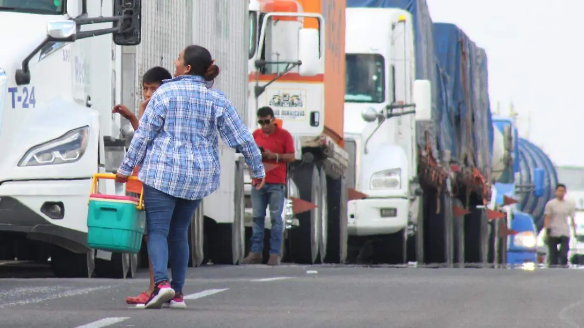 Las largas filas de tráileres en Altamira, una oportunidad de emprendimiento para algunas personas en Altamira 